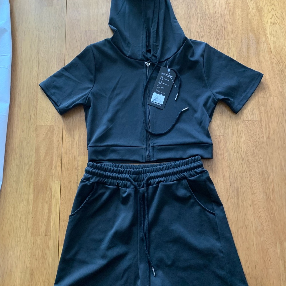 Cropped top hooded short set.